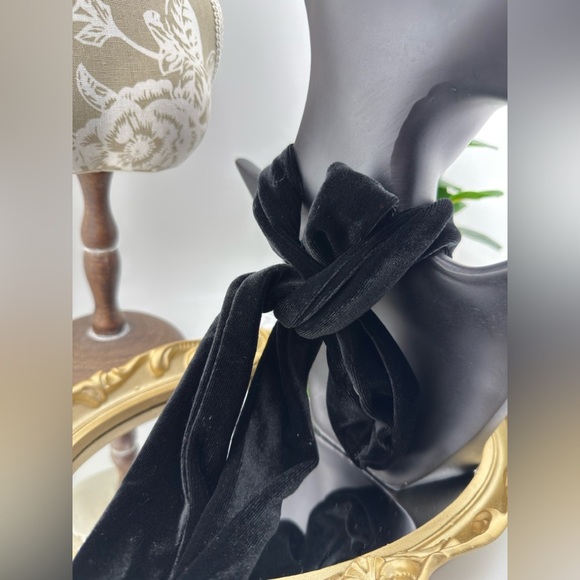 Black Velvet Ribbon Necklace with Jeweled Bee Pendant - Picture 15 of 17